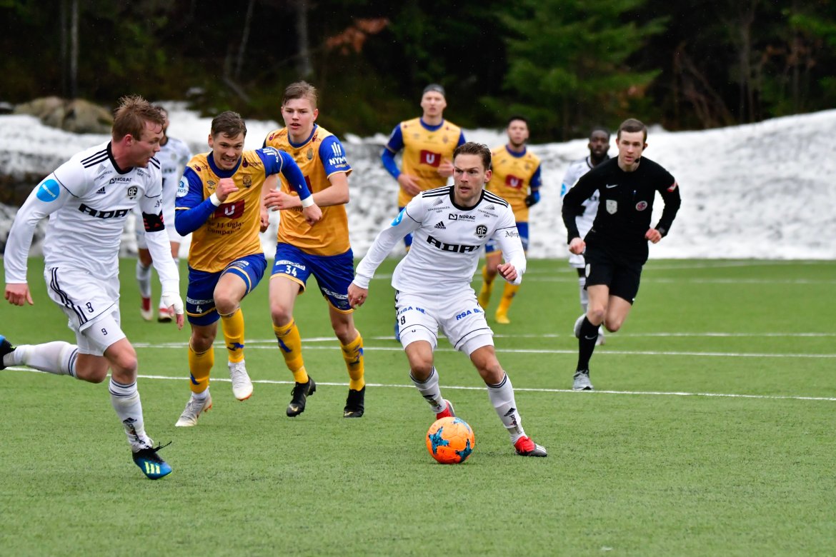 Rasmus Lynge Christensen (med ball) og Fabian Ness utfordrer Jerv-forsvaret.