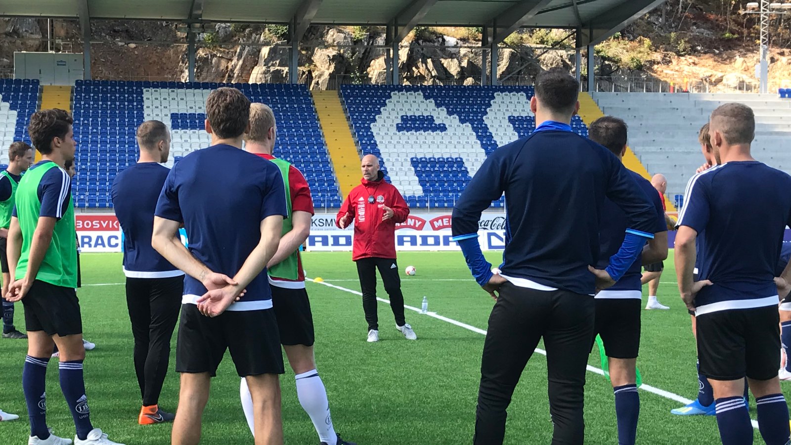 Steinar Pedersen instruerer på Norac stadion.