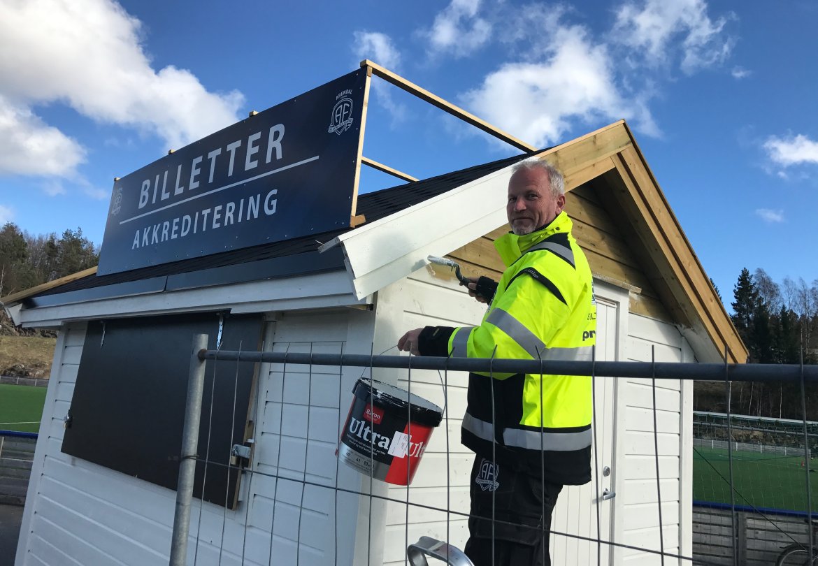 Allestedsnærværende Per Carsten Michelsen er opptatt av at forholdene skal være best mulig tilrettelagt på arenaen. Her er det billettboden som får et nødvendig strøk hvitmaling.