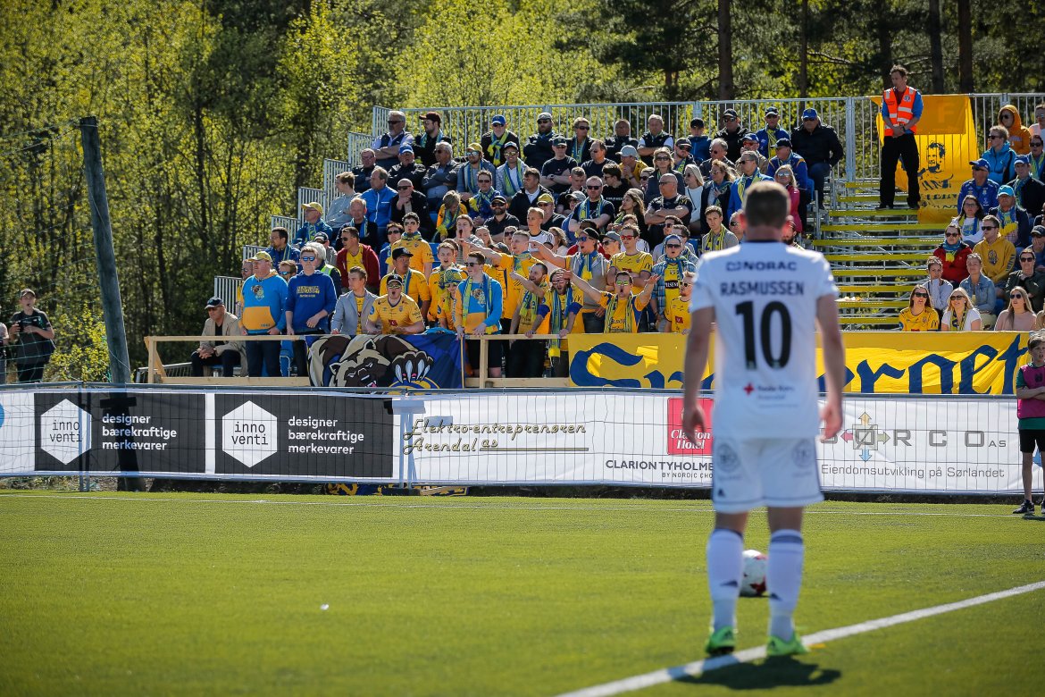 Jakob Rasmussen legger frisparket før Petar Rnkovic' scoring.