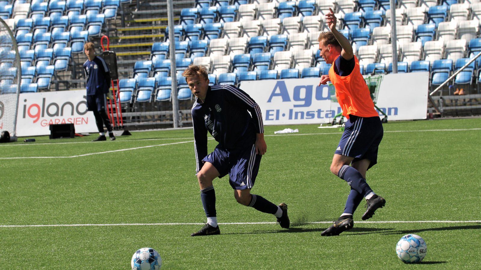 Peter Reinhardsen i duell med Kristian Eriksen på trening 2. juli 2020. 