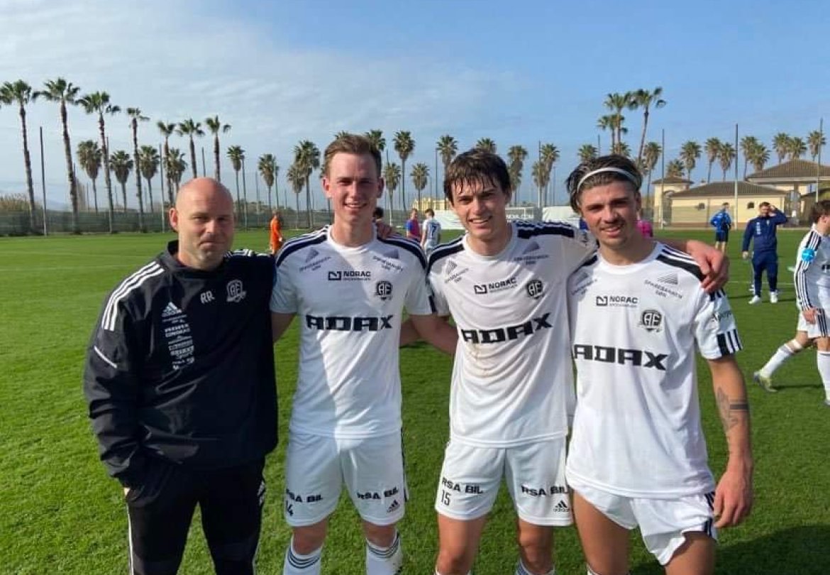 Roger Risholt smiler fornøyd sammen med målscorerne Kristian Eriksen, Edvard Linnebo Race og Sander Lille-Løvø etter 3-2 i treningskampen mot Stabæk.