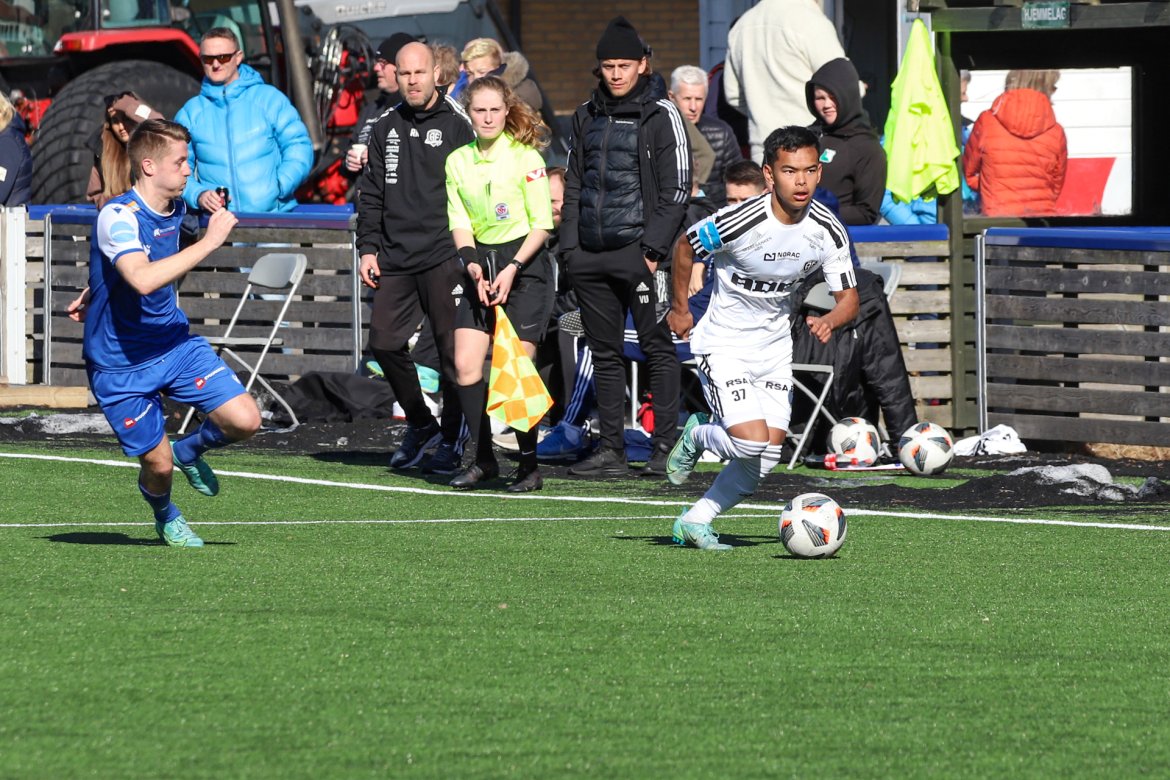 Filip Mang-Thang i fint driv. Han fikk 90 minutter på midtbanen i treningskampen mot Fløy.