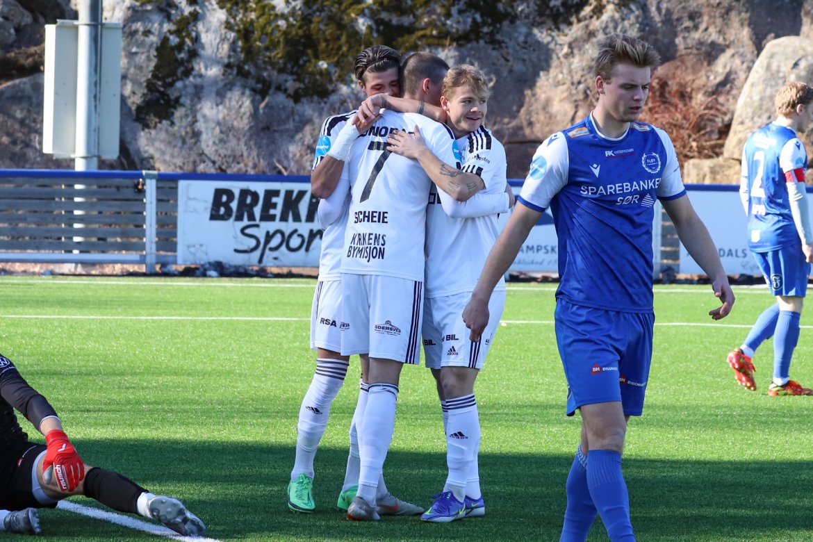 Sander Lille-Løvø og Jonas T. Fredriksen gratulerer Preben Skeie (7) med scoring.