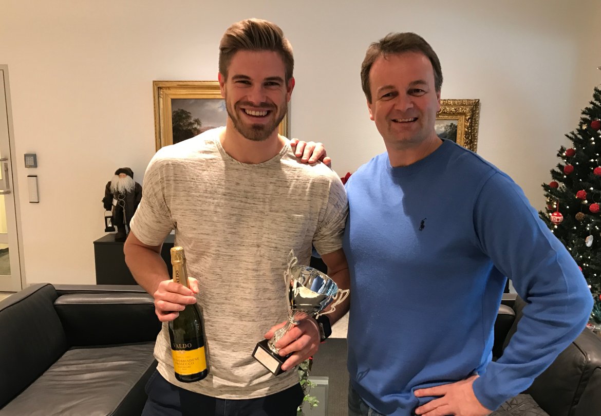 Jostein Aaland fikk overrakt prisen som "Årets spiller 2016" i Arendal Fotball av sportslig leder Geir Fone.