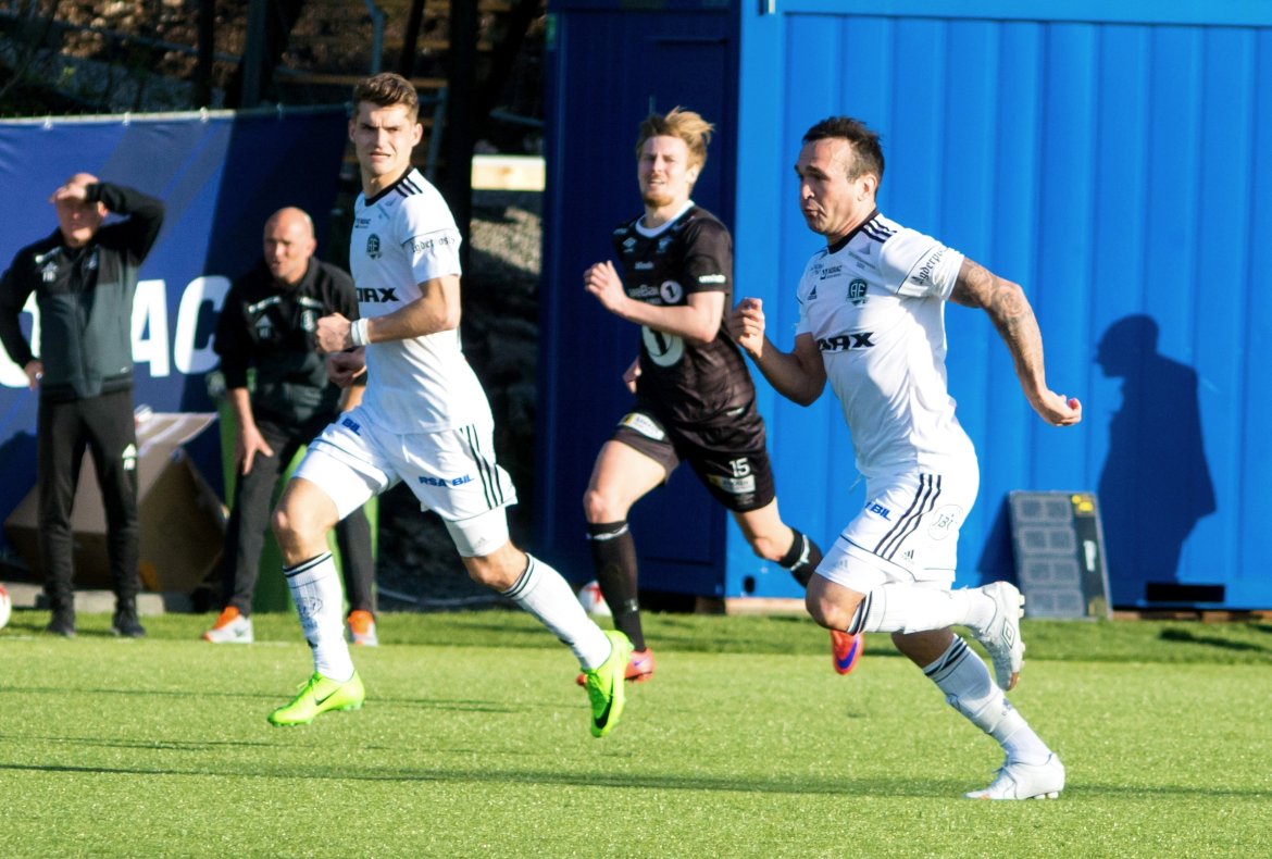 Wilhem Pepa spurter, mens Ylldren Ibrahimaj følger med.