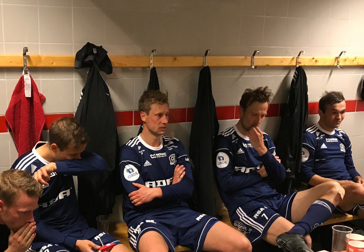 Tung stemning i garderoben etter kampen mot Strømmen. Fra venstre Matias Fjeldal Olsen, Dejan Corovic, Sven Fredrik Stray, Petar Rnkovic og Wilhem Pepa.
